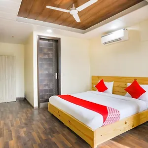 Oyo 71521 Crown Hotel